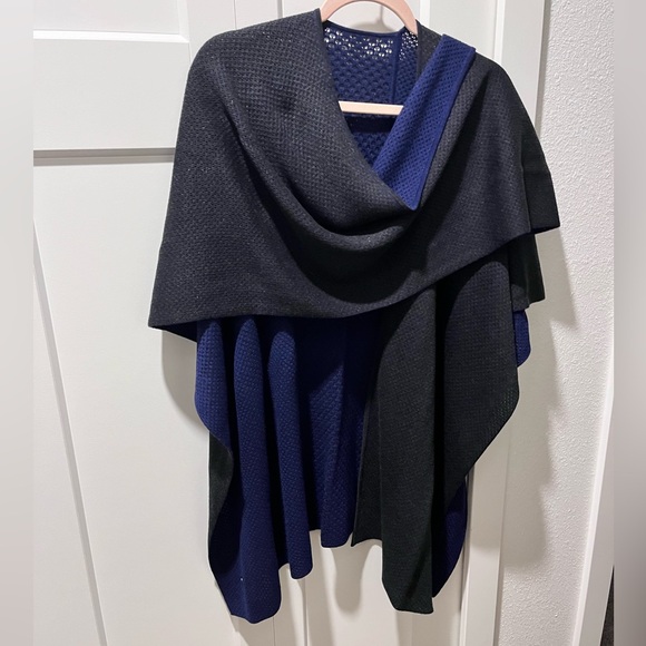LULULEMON PRE-LOVED AUTHENTIC REVERSIBLE BLUE & BLACK SOFT COZY DESIGN WRAP - Picture 5 of 17